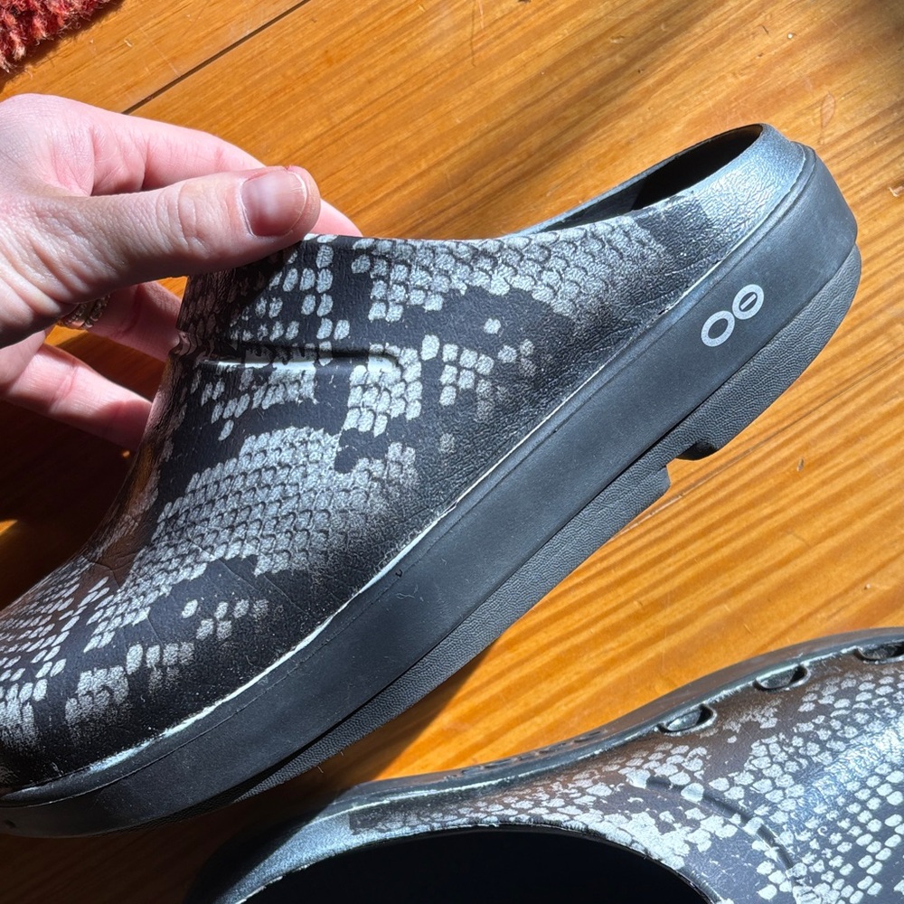 Black & Gray Snake Print Oofos clogs - Picture 5 of 5